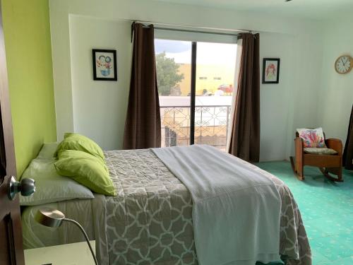 - une chambre avec un lit et un balcon dans l'établissement CoCo 2 Spacious Apartment Downtown with Garden, à Cozumel