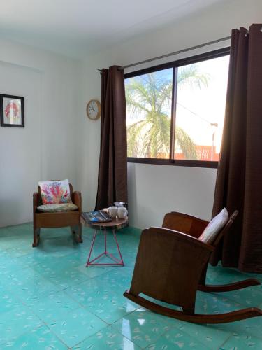 Un lugar para sentarse en CoCo 2 Spacious Apartment Downtown with Garden