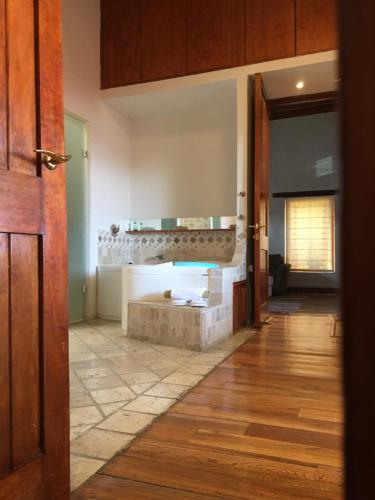 a bathroom with a tub in the middle of a room at Quinta Luna in Cholula