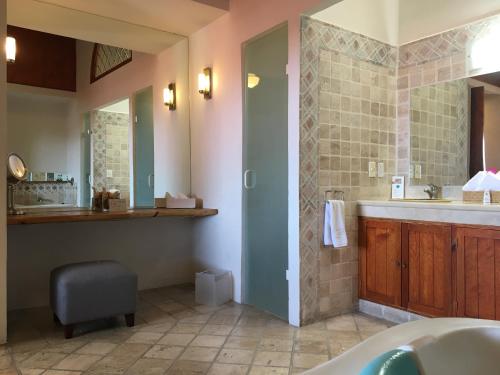 a bathroom with a tub and a sink and a mirror at Quinta Luna in Cholula