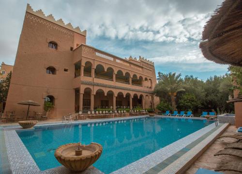 un gran edificio con una gran piscina en Hotel Kasbah Lamrani en Tinerhir