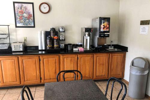 Econo Lodge في مدينة اوكلاهوما: مطبخ مع كونتر عليه صانع قهوة
