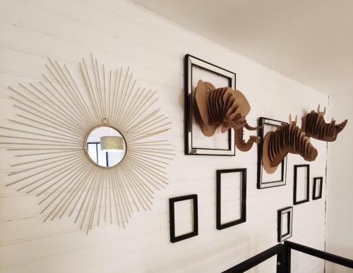 un miroir sur un mur avec des photos dans l'établissement Charmant duplex 2 pièces hypercentre de Granville, à Granville