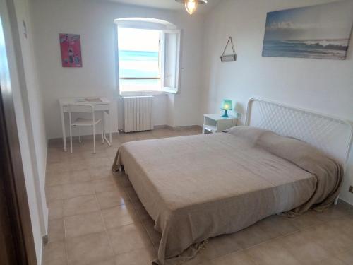 - une chambre avec un lit, une table et une fenêtre dans l'établissement Profumo di Mare CITRA 010059-LT-0467, à Sestri Levante