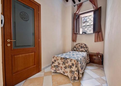 a bedroom with a bed and a window at Al Mercato B&B in Siena