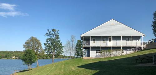 a house on a hill next to a lake at Crown Lake Resort in Horseshoe Bend