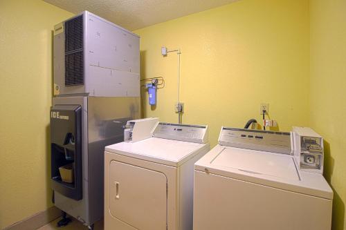 eine Waschküche mit Waschmaschine und Trockner in der Unterkunft Geneva Motel Inn in Saint Charles