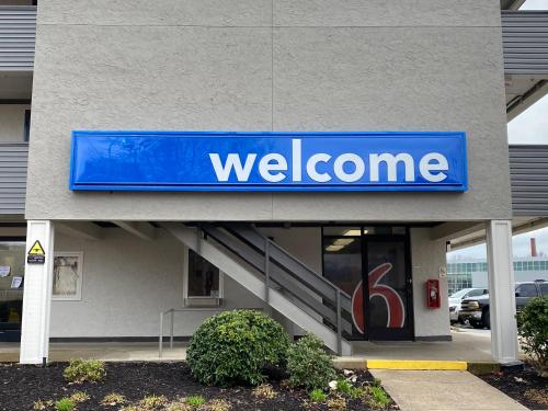 a welcome sign on the side of a building at Motel 6-Memphis, TN - Downtown in Memphis