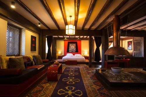 - un salon avec un lit et un canapé dans l'établissement Banyan Tree Ringha, à Shangri-La