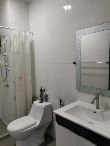 Ένα μπάνιο στο Mahkota Cheras Unique Condo 1-14 pax near MRT- KL
