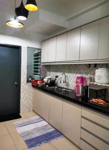 Η κουζίνα ή μικρή κουζίνα στο Mahkota Cheras Unique Condo 1-14 pax near MRT- KL