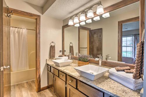 Imagen de la galería de Branson Family Resort Condo with Indoor Pool and Patio, en Branson