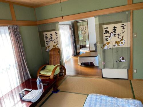 une chambre avec un lit et une chambre avec une fenêtre dans l'établissement Tsugoe's House Villa / Vacation STAY 74618, à Saijo