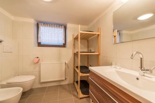 bagno con lavandino, servizi igienici e lavandino di Ottohof - Feldblick a Colle Isarco