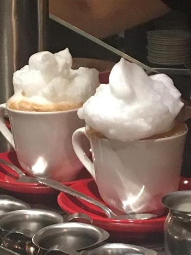 Příslušenství pro přípravu čaje a kávy v ubytování Petit Hôtel - Café Krieghoff