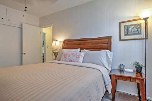 a bedroom with a bed and a table with a lamp at Downtown Long Beach Condo - 1 Mi to Boardwalk! in Long Beach