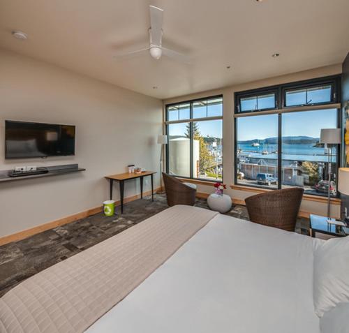 1 dormitorio con cama grande y ventana grande en Island Inn at 123 West, en Friday Harbor