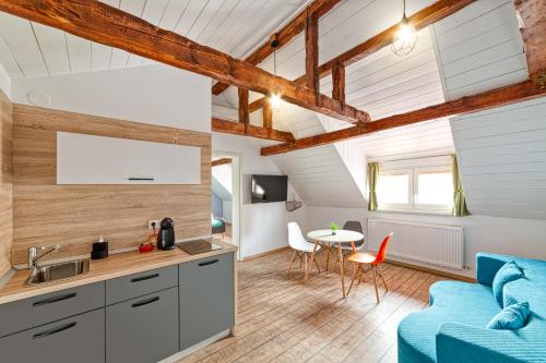 uma cozinha e sala de estar com um sofá e uma mesa em T House em Sibiu