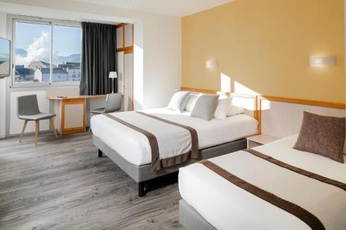 Postel nebo postele na pokoji v ubytování Hotel Du Commerce Spa