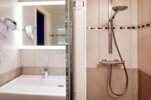 Koupelna v ubytování Hotel Du Commerce Spa