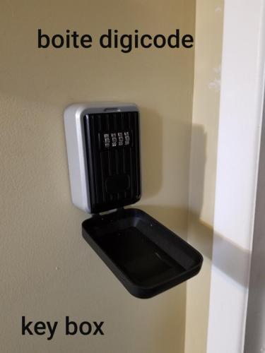 a key box on a wall with the words bottle discharge key box at Motel Shantik in Montebello