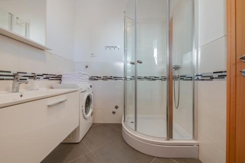 a bathroom with a shower and a washing machine at Villa Cera in Pula