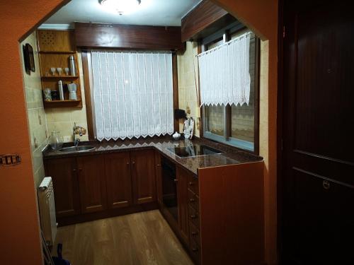een keuken met een wastafel en een raam bij La Casina in Sevares