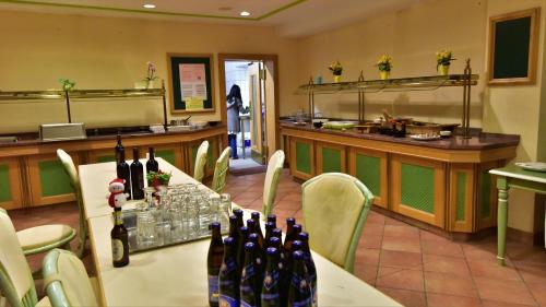 un restaurante con una mesa con botellas de vino en LandhotelUllrich, en Baumholder