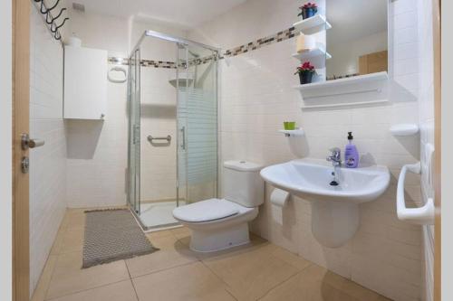 y baño con aseo, lavabo y ducha. en vicino al porto confortevole Wi-Fi en Morro del Jable