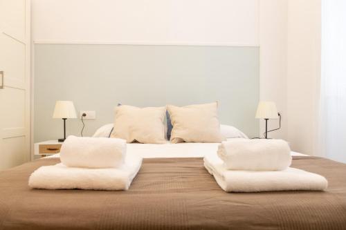 - une chambre blanche avec un lit et 2 oreillers blancs dans l'établissement Casa Isabela by Cadiz Time, à Cadix