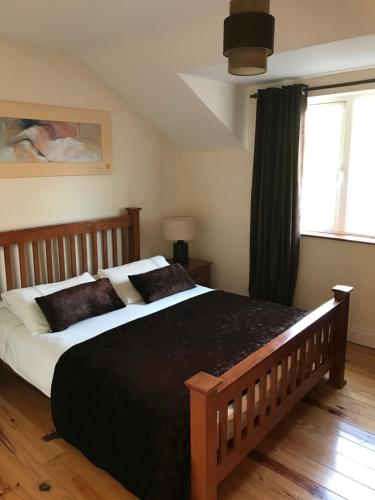 sypialnia z dużym łóżkiem i oknem w obiekcie 1 Sheen View w mieście Kenmare