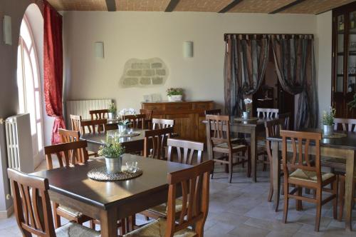 A restaurant or other place to eat at Agriturismo Cascina Rabalot