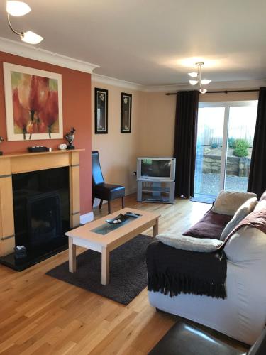 Una sala de estar con un sofá y una mesa de café. en 1 Sheen View, en Kenmare