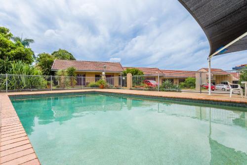 The swimming pool at or close to Aspley Carsel Motor Inn