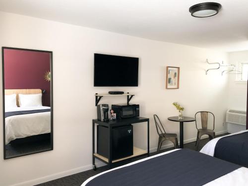 een hotelkamer met een bed en een televisie bij The Nomad Motel - International Falls, MN - Near Canadian Border in International Falls