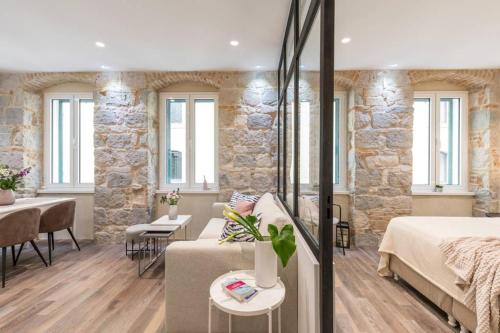 Un dormitorio con una cama y una sala de estar. en Adriatik Lux Teatro 1, en Split