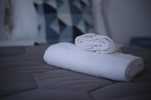 ein weißes Handtuch auf dem Bett in der Unterkunft N° 1 Flat Airport in Pisa