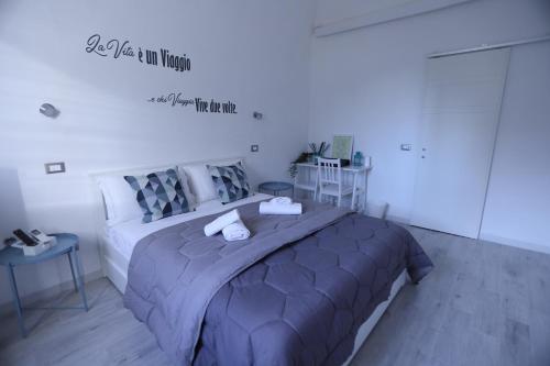 een slaapkamer met een groot bed in een kamer bij N° 1 Flat Airport in Pisa