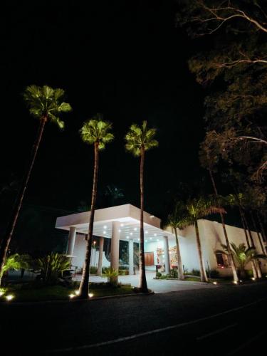 Taman di luar Gran Hotel Las Fuentes