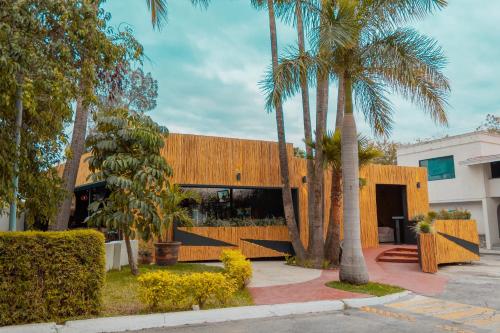 Taman di luar Gran Hotel Las Fuentes