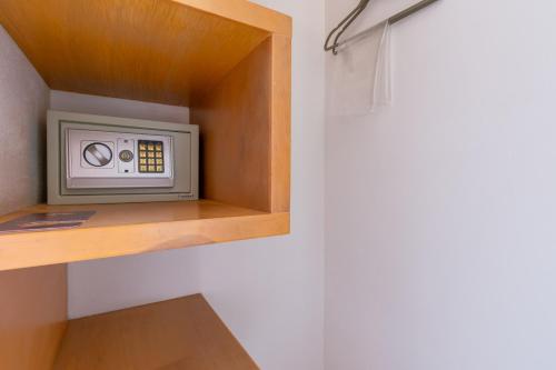 a small microwave on a shelf in a room at Hotel México Inn Express in Salamanca