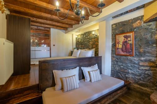 Foto dalla galleria di ROUGA Mountain Boutique Suites & Spa a Palaios Agios Athanasios