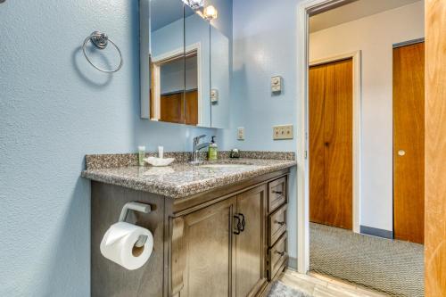 ein Bad mit einem Waschbecken und einer Toilettenpapier in der Unterkunft Bayview Cottage in Barview