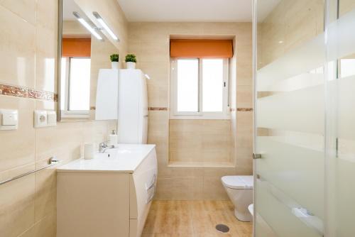 łazienka z umywalką i toaletą w obiekcie Alferez II by ELE Apartments w Maladze