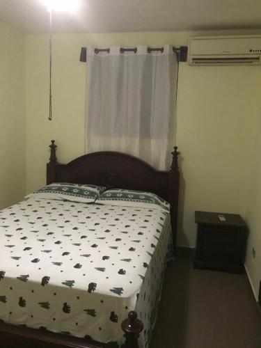 um quarto com uma cama e uma janela em Standard Private apartment em Tabarre