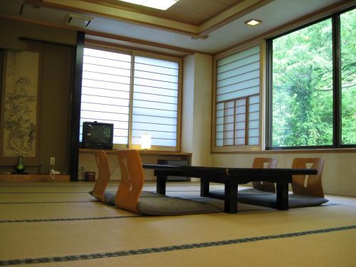 TV a/nebo společenská místnost v ubytování Nomoto Ryokan Matsunoyama Onsen