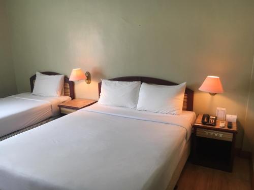 
A bed or beds in a room at Hotel Seri Malaysia Mersing
