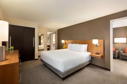 Een bed of bedden in een kamer bij Hyatt Place Vacaville