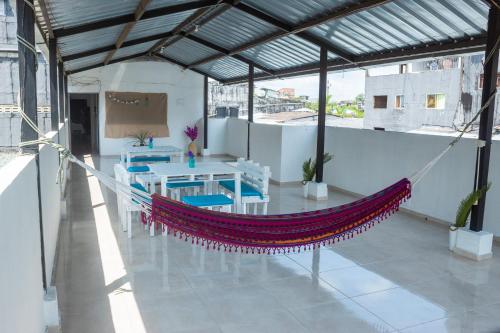 a hammock in a building with a table and chairs at Apartamento amoblado in Quibdó