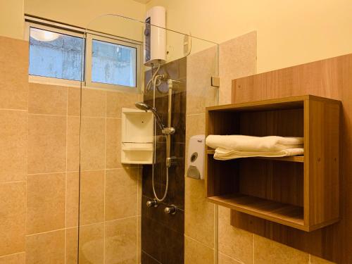 W łazience znajduje się prysznic, toaleta i umywalka. w obiekcie San Francisco Apart Hotel w mieście Guayaquil